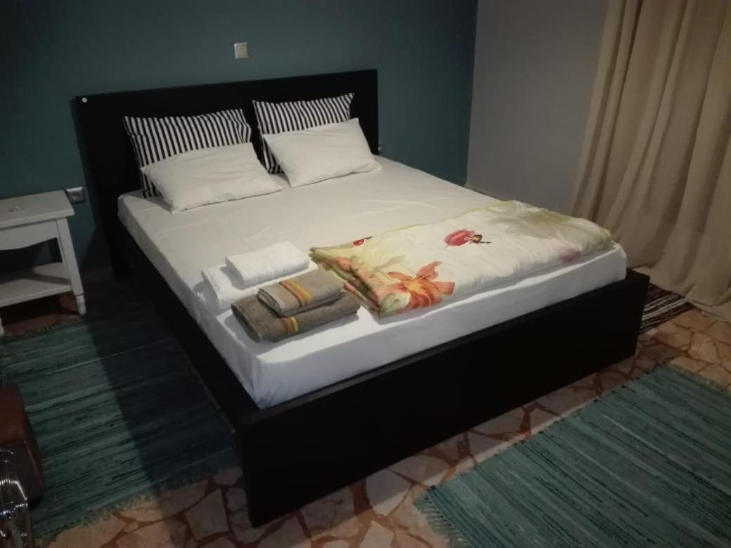 Ts-George'S Apartments By The Airport Markópoulon Екстериор снимка